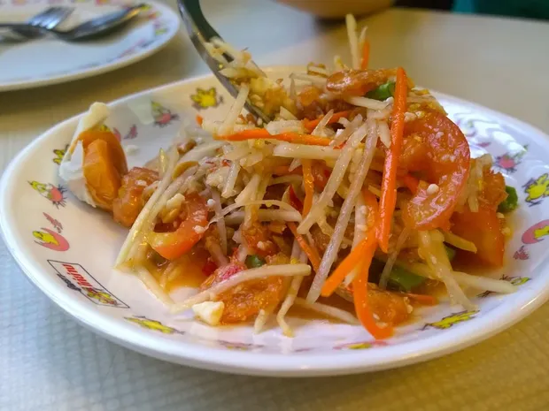pad puk ruam moo krop ผัดผักรวมหมูกรอบ